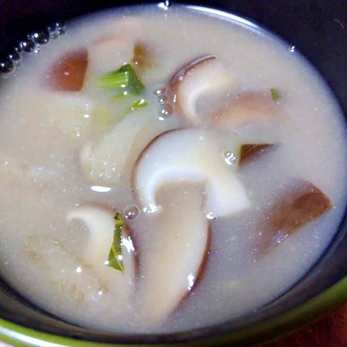 椎茸ナス小松菜の味噌汁